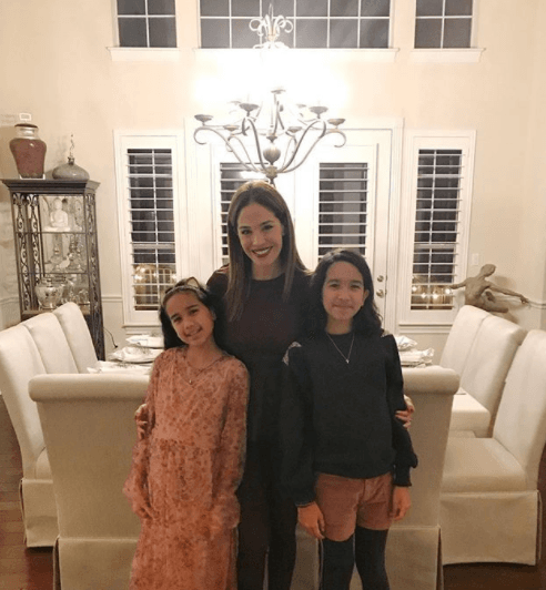 Con esta bella fotos juntos a sus hijas, Karla Martínez deseó "Happy thanksgiving! Que Dios llene sus hogares da amor. Que nunca les falten razones para agradecer".