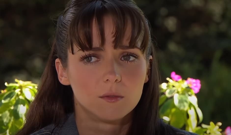 En una parte de la historia se descubre que ella es madre de Aurora, quien es interpretada Ariadne Díaz y sin importar que se llevaran entre ellas 16 años, el aspecto de Lucero no permitió hacer creible que tuviera una hija adulta.