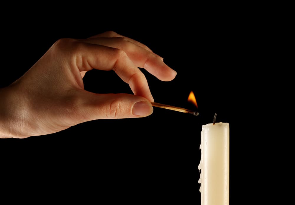 Ya que pusiste todo en el centro entre el triángulo de las tres velas, es hora de prenderlas - siempre con un cerillo de madera, jamás con un encendedor o similares.