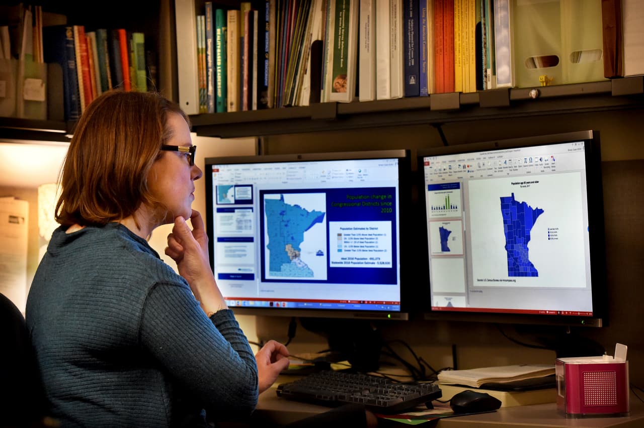 <b>¿El proceso es seguro?</b> Puedes verificar si la persona que llama a tu hogar es un legítimo representante del censo, comunicándote con el Centro Nacional de Procesamiento (NPC, por sus siglas en inglés). El número de teléfono es 301-763-INFO (4636) o 800-923-8282. También puedes visitar la página 
<a href="https://ask.census.gov/">ask.census.gov</a> para hacer preguntas.