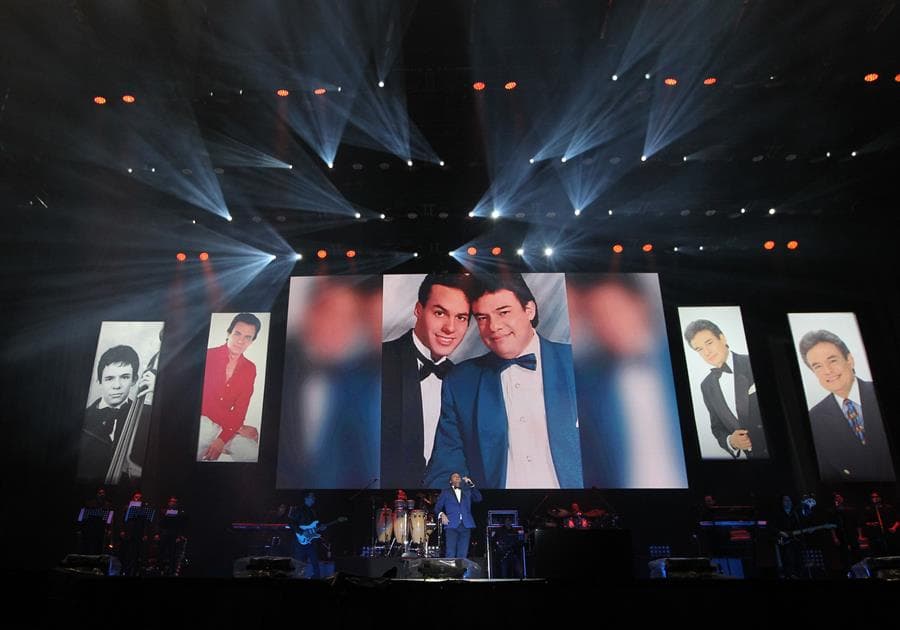 Uno de los momentos más emotivos de la noche fue cuando se presentaron en el escenario los hijos mayores de José José: José Joel y Marysol Sosa, quienes demostraron que su padre les heredó el talento vocal.