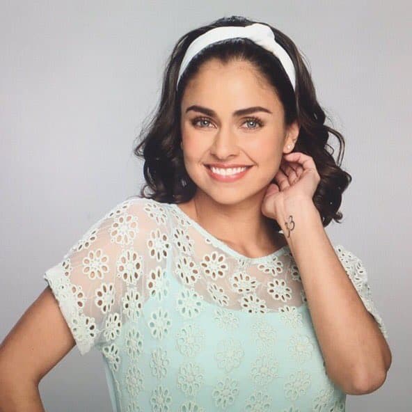 'Sin tu mirada' marca el debut protagónico de la joven actriz, a quien hoy en día la vemos en '
<b><a href="http://www.univision.com/novelas/enamorandome-de-ramon">Enamorándome de Ramón</a></b>', realizando el personaje de la hermana de 
<b><a href="http://www.univision.com/temas/esmeralda-pimentel">Esmeralda Pimentel</a></b>.