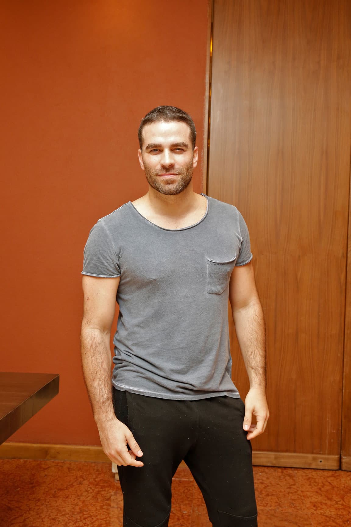 Sus ensayos comienzan desde muy temprano y durante la entrevista el cansancio casi lo venció.