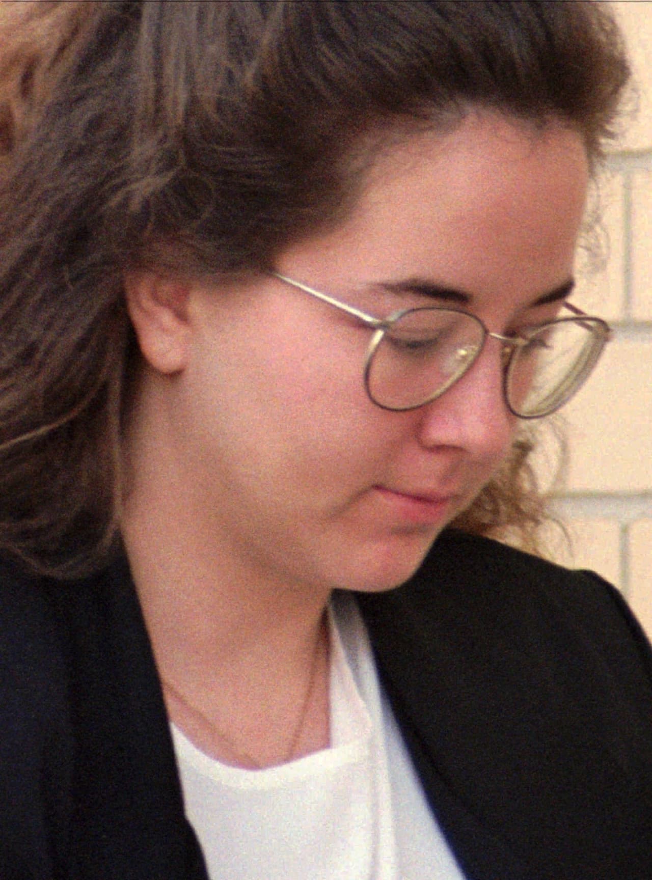 <b>SUSAN SMITH. (Carolina del Sur). </b>El 25 de octubre de 1994, la mujer subió a sus dos hijos Michael, de 3 años, y Alexander Tyler Smith, de 1 año y medio, al asiento trasero de su vehículo. Colocó el auto en un barranco y le quitó el freno. El automóvil se hundió en un lago y los niños murieron ahogados. El caso se hizo famoso porque 
<b><a href="http://www.nbcnews.com/news/us-news/susan-smith-mother-who-killed-kids-something-went-very-wrong-n397051">ella aseguraba entre lágrimas a la prensa que un hombre había secuestrado el auto con sus hijos dentro</a></b>. Smith tenía un 
<i>affaire </i>con un hombre que le dijo que sus hijos 'eran un problema'. Fue condenada a cadena perpetua.