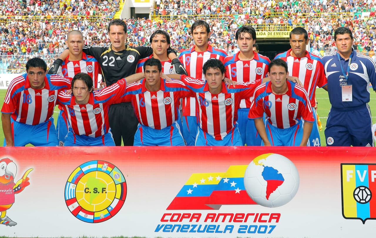 Sin embargo, Gerardo Martino no utilizó a Salvador Cabañas y en su lugar 
<b>prefirió a Roque Santa Cruz y a Óscar "Tacuara" Cardozo.</b>