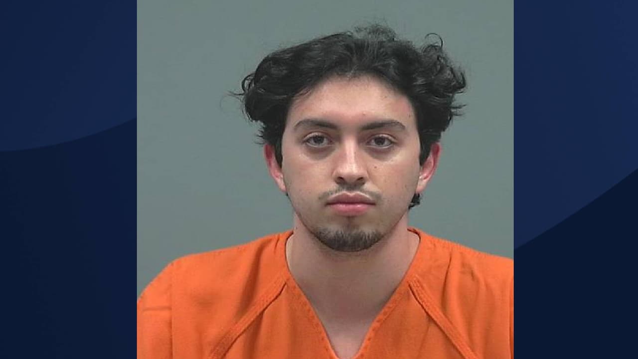 Persecución termina con el arresto de un hombre de 21 años, el hallazgo de varios inmigrantes y un auto robado