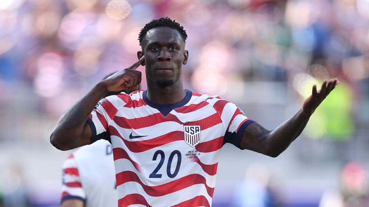 Estados Unidos se impone a Bosnia pese a jugar con 10 hombres