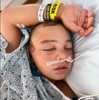 Easton pasó varios días 
<b>en cuidados intensivos</b> en un hospital en Pennsylvania, hasta que 
<a href="https://www.univision.com/local/salt-lake-city-kuth/mejora-hospital-easton-oliverson-cayo-cama" target="_blank">despertó y logró hablar un poco y comer con ayuda de sus padres</a>. 
<br>
