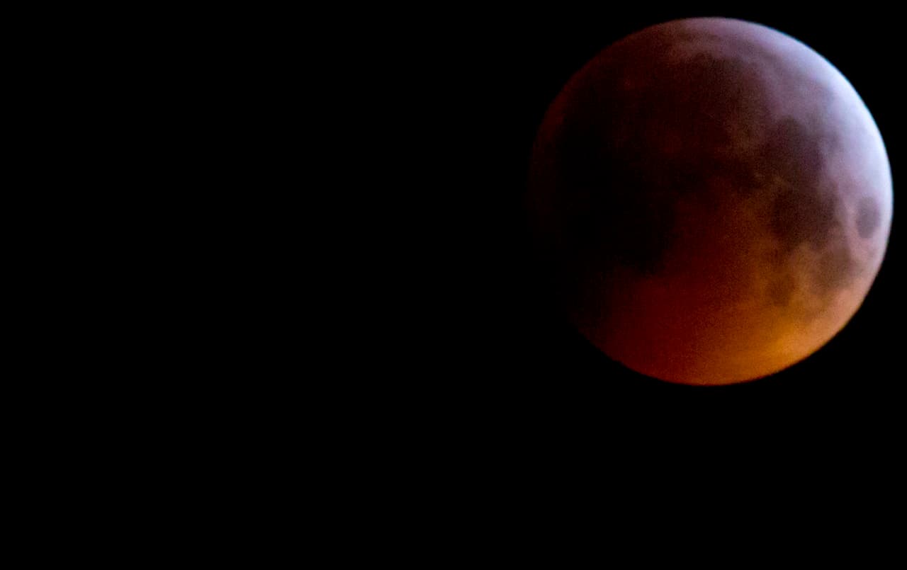Súper luna vista desde Antwerp, Bélgica.