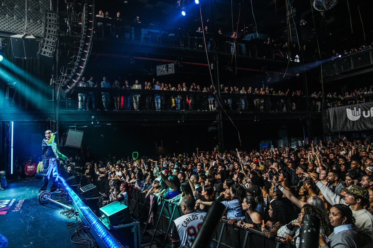 El concierto terminó, pero los recuerdos quedaron para siempre. Los fans salieron con sonrisas gigantes, voces roncas y el corazón lleno. Una noche inolvidable en Nueva York con el Negrito de Ojos Claros.