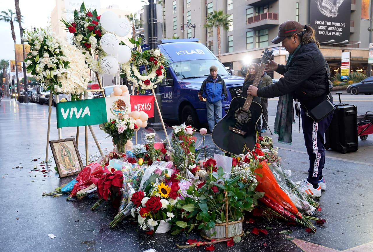 En Los Ángeles, California, algunos se acercaron a la estrella del ídolo en el Paseo de la fama de Hollywood para dejar flores, mensajes, recuerdos y hasta una guitarra.