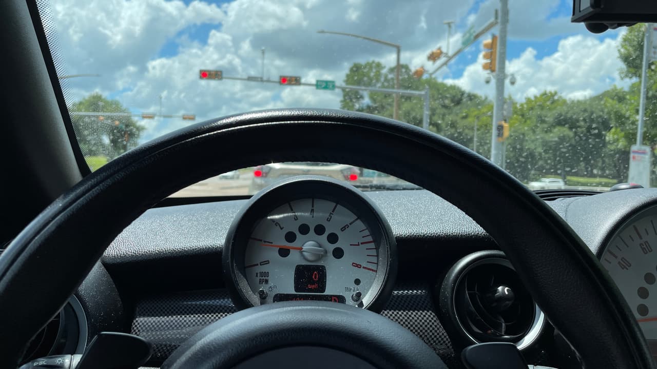 La recomendación de expertos, tienes que girar tu volante en el sentido contrario al que se desliza tu vehículo. Esto ayudará a que tus llantas se vuelvan a alinear en la dirección en la que tu automóvil viajaba inicialmente y así recuperar el control de la unidad.