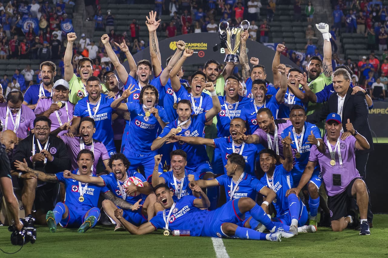 Julián Quiñones pasó de héroe a villano en cuestión de minutos, pues marcó el gol para empatar 2-2 en el tiempo reglamentario, pero voló el último cobro en los penales para darle el triunfo a Cruz Azul.