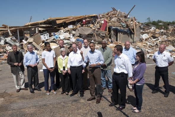 El presidente Barack Obama visitó este viernes el estado de Alabama para ver de cerca los efectos de los violentos tornados y tormentas de los últimos días, que han matado a más de 300 personas y reducido barrios enteros en escombros.