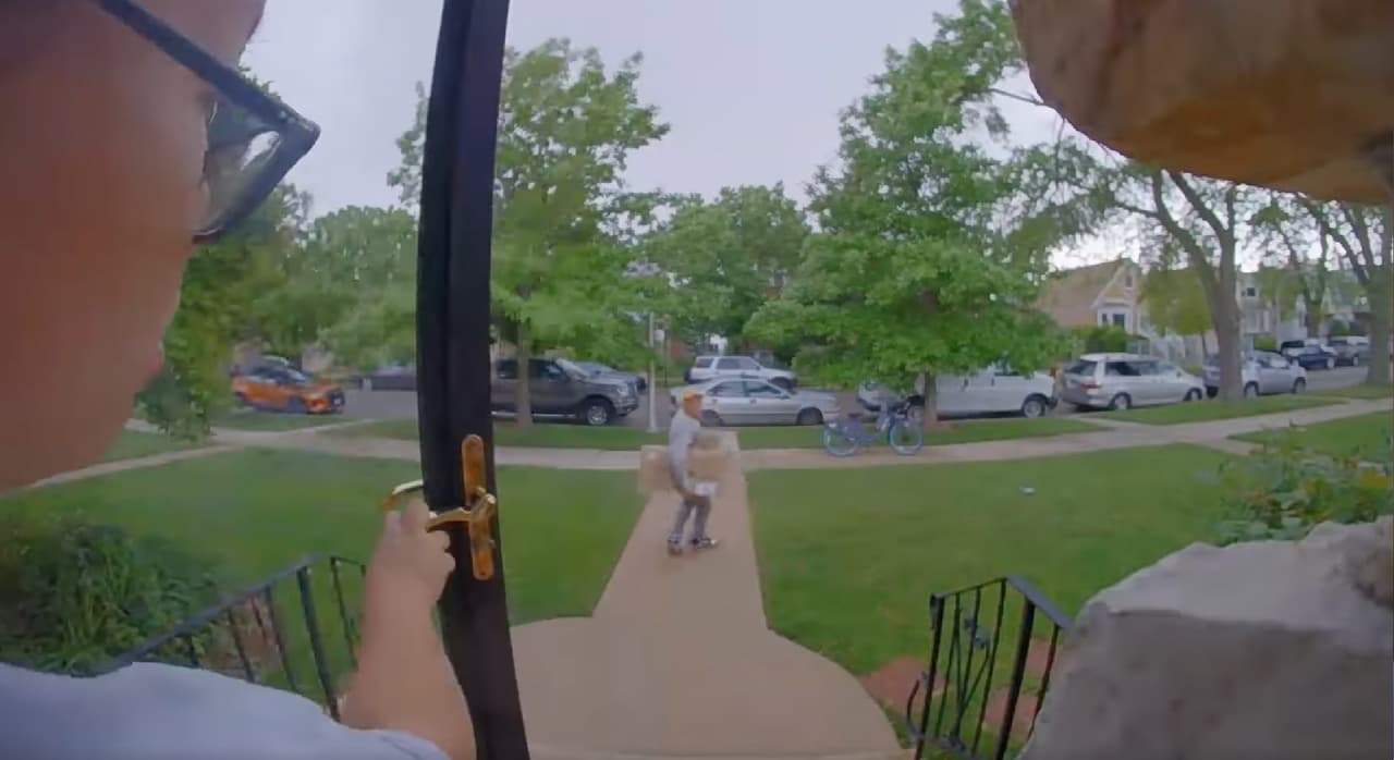 Mujer sorprende a presunto ladrón antes que robe paquetes del garage de su casa en Belmont Cragin