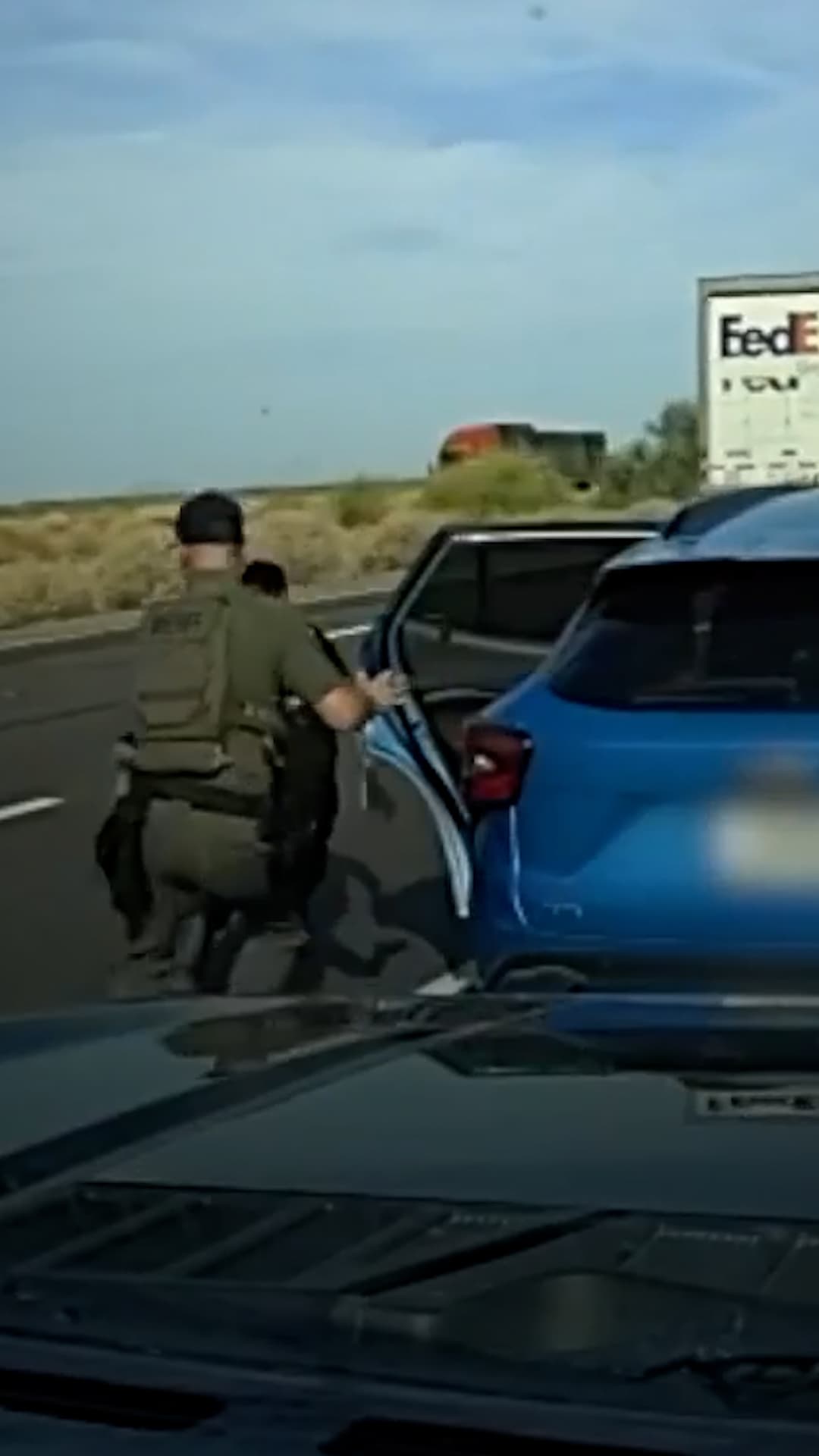Policía encuentra a un hombre oculto y este huye