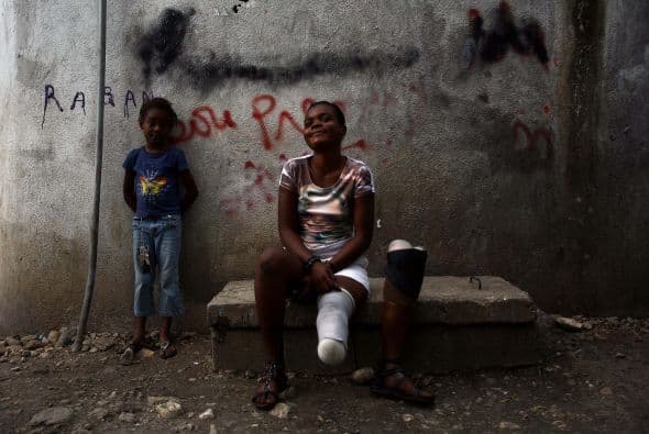 Las mujeres y las niñas haitianas han sufrido en particular de abusos sexuales masivos y terribles, de los que son víctimas en los campamentos improvisados sin modo de defenderse. Hombres armados las someten y tras cometer la fechoría, las amenazan.