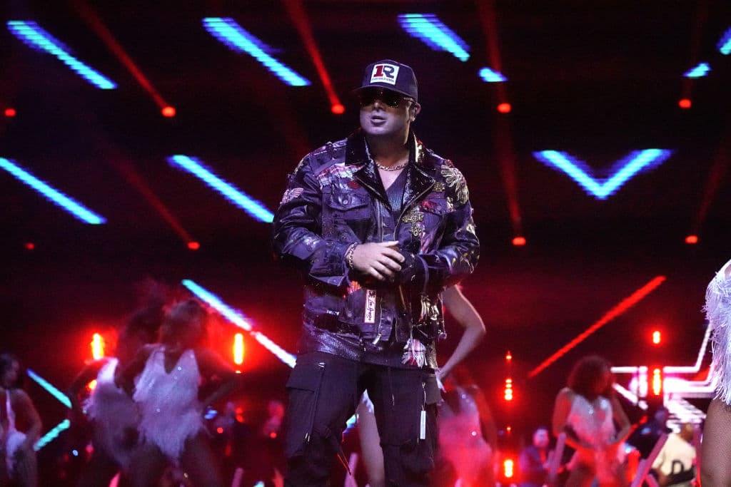 La premiación tuvo un espectacular opening con el performance de Wisin, quien estrenó su tema 'La Vida Es Una Fiesta'.