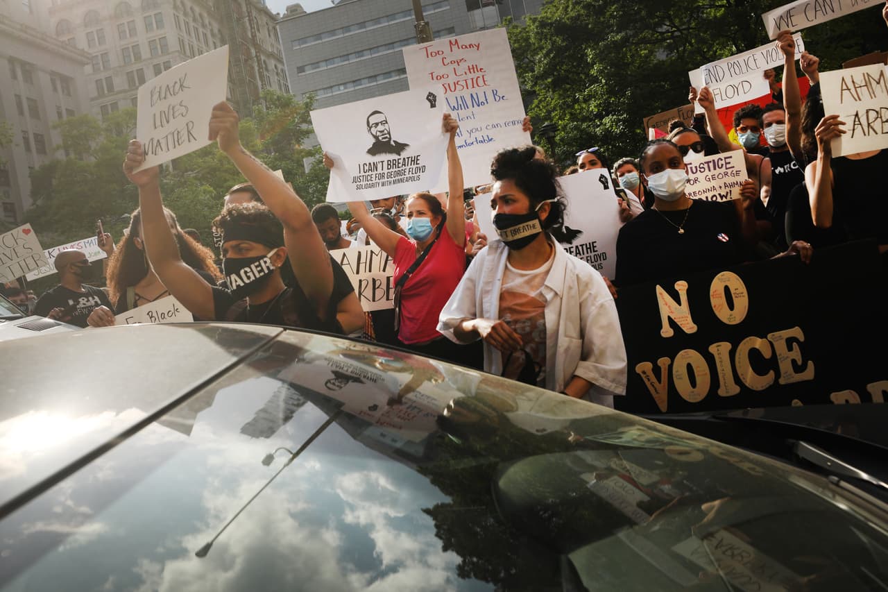Protestantes frente a la corte de justicia en Manhattan.