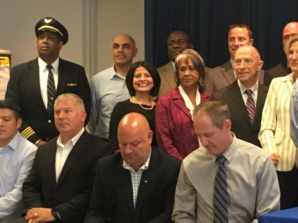 Claudia recuerda que pasaron 13 años desde que consiguió su certificado de aviación...y ya suma más de 7 mil horas de vuelo.