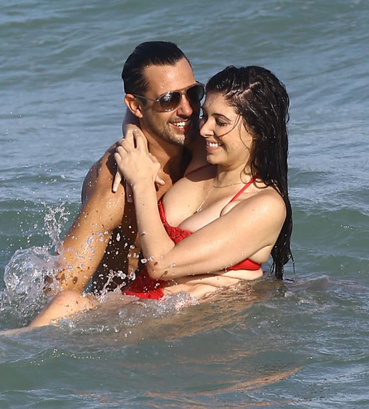 ¡Nooo! Es otro galán misterioso.