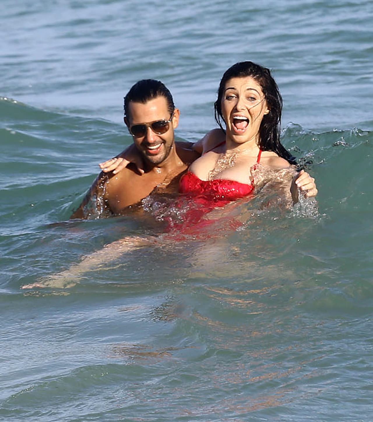 El galanazo la cargó dentro del mar.