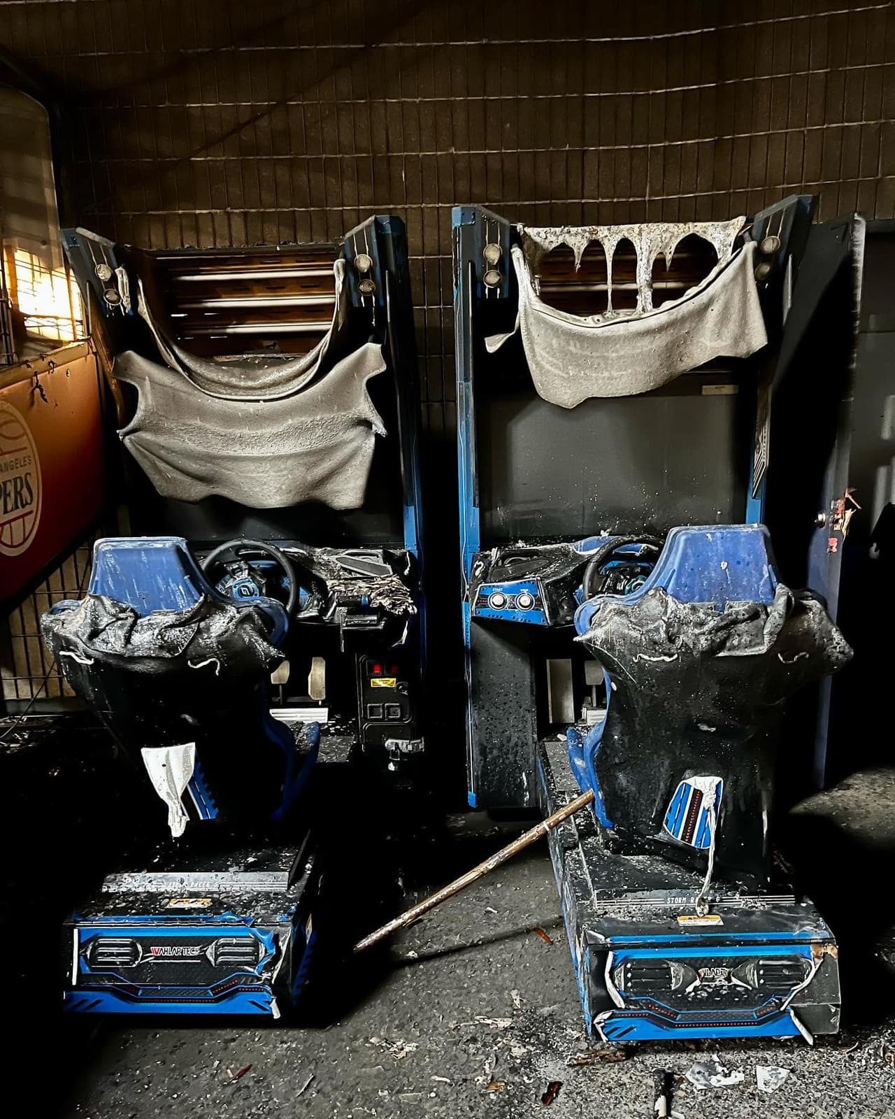 En el primer piso, el área de comidas y maquinitas quedó dañado “significativamente”, dijeron los Bomberos.