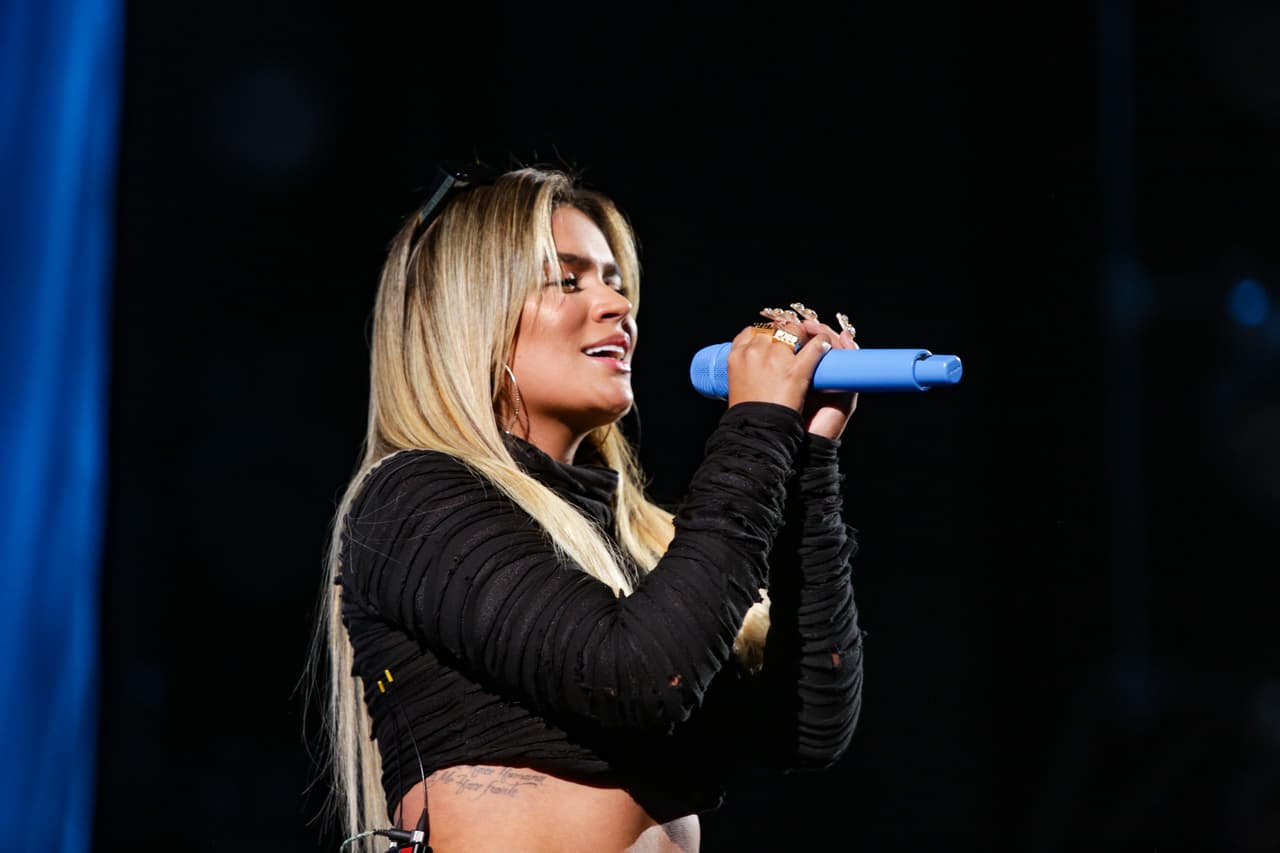 La cantante asistió a los ensayos con el pelo suelto y vistiendo un particular conjunto negro, conformado por una ombliguera con mangas y pantalones ajustados.