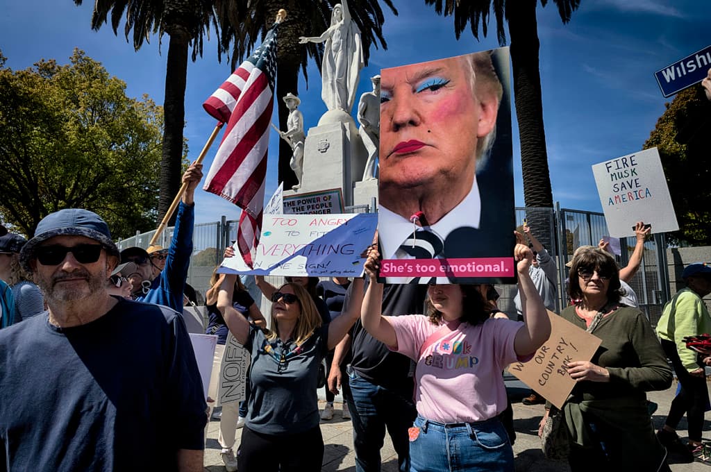 Haciendo uso de su libertad de expresión, este 22 de marzo cientos de personas formaron parte de una protesta en Los Ángeles contra los recortes en el gobierno federal impuestos por el 
<b>presidente de Estados Unidos, Donald Trump</b>. Los manifestantes censuraron además 
<b>las decisiones de <a href="https://www.univision.com/noticias/estados-unidos/hija-de-elon-musk-dice-estar-convencida-su-padre-si-dio-un-saludo-nazi" target="_blank">Elon Musk</a></b>, mano derecha del mandatario republicano y jefe del 
<b>Departamento de Eficiencia Gubernamental</b>.