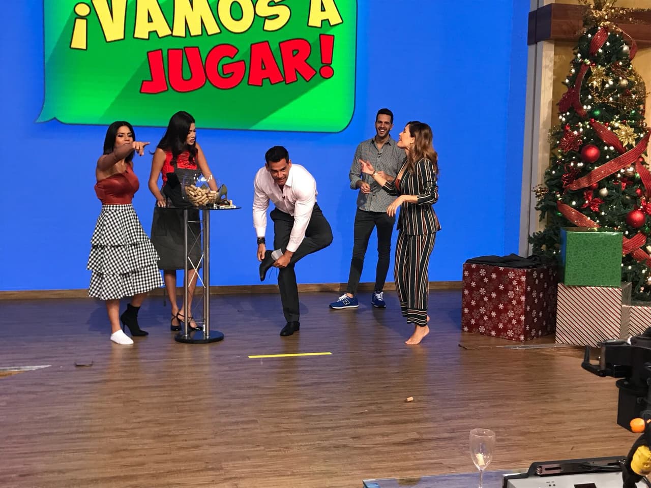 Los zapatos salieron volando, parece que a esta galán le falta un poco más de práctica.