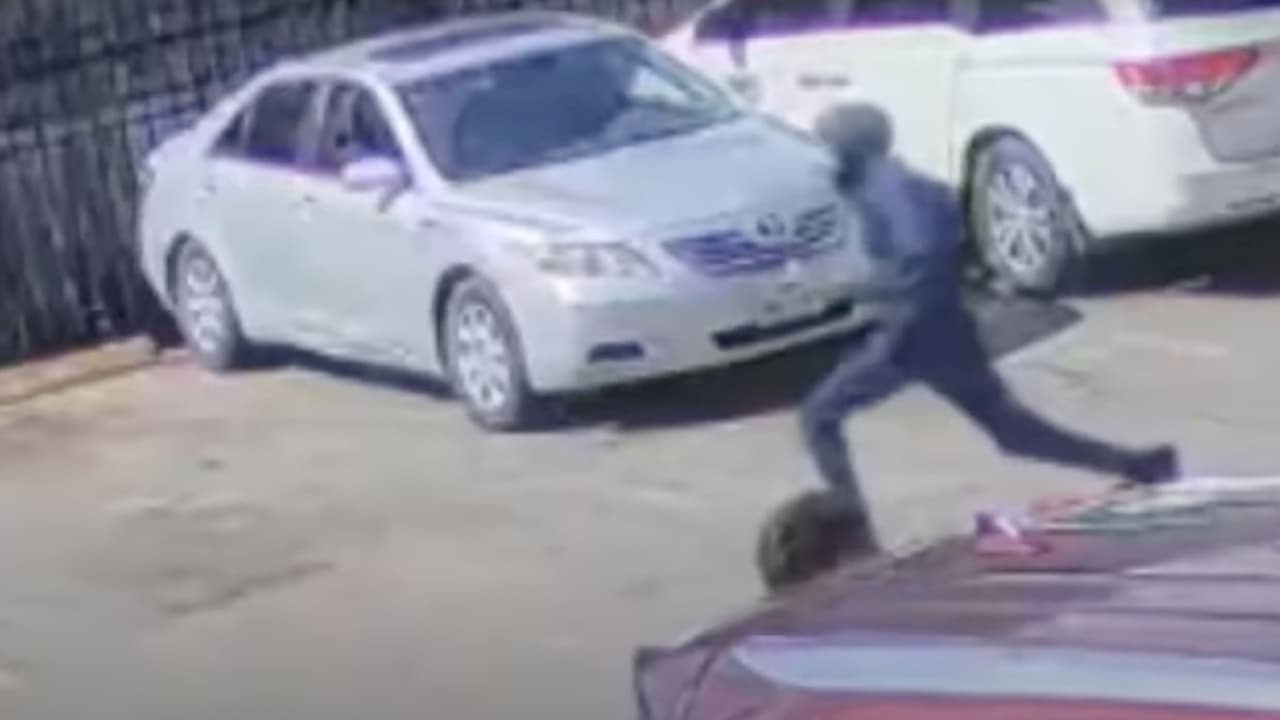 Policía busca a sospechosos de seguir a un hombre para robar el dinero que sacó de un banco en Houston