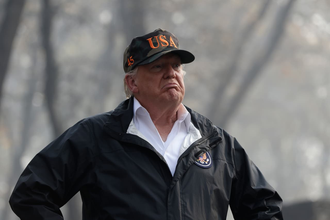 <b>Donald Trump en California. </b>
<a href="https://www.univision.com/sacramento/kuvs/noticias/incendios/trump-de-nuevo-critica-a-california-pero-promete-ayuda-tras-ver-la-devastacion-de-los-incendios">El presidente visitó la ciudad de Paradise</a>, California, luego que fuera devastada por
<a href="https://www.univision.com/temas/incendio-en-california"><u>el peor incendio forestal del país </u></a>en el último siglo. Al menos 76 personas han sido localizadas sin vida y más de 1,000 están desaparecidas. "Hay áreas a las que ni siquiera puedes llegar. Haremos lo que sea necesario”, dijo Trump.