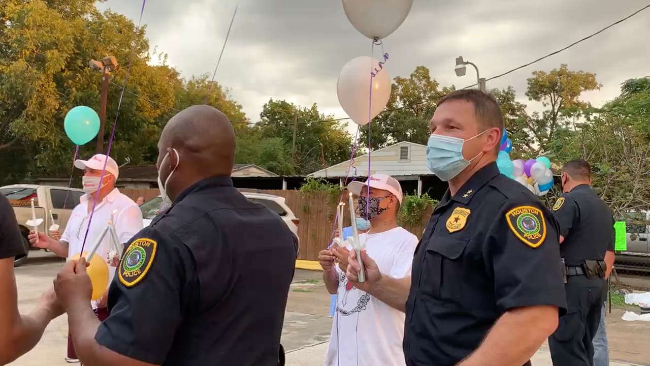 Durante la vigilia, algunos oficiales del Departamento de Policía de Houston (HPD) estuvieron acompañando a los familiares y amigos de Chávez.