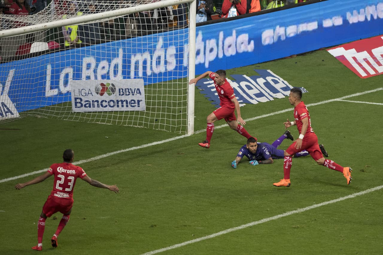 Al fin, al minuto 37 del segundo tiempo, Gabriel Hauche puso la igualadad 1-1 en el partido, 3-2 en la serie.