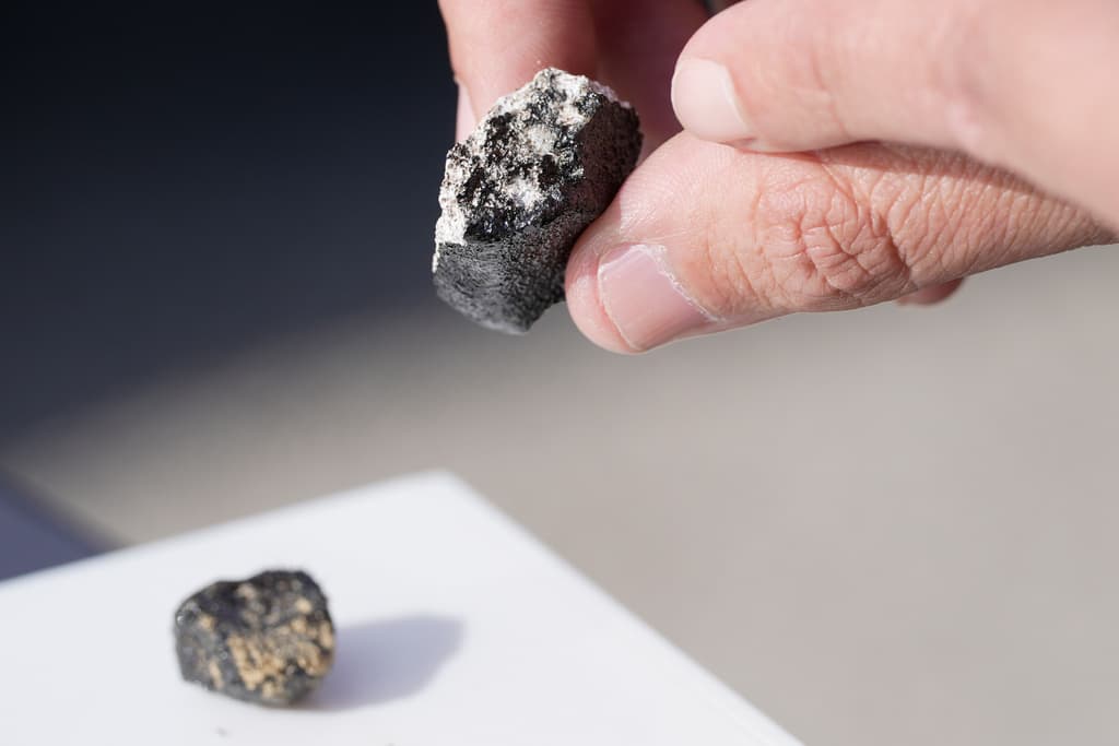 El cazador de meteoritos Roberto Vargas, de Connecticut, muestra uno de los meteoritos que encontró en Sharon Center, Ohio, el jueves 19 de marzo de 2026, tras la caída de un meteorito el 17 de marzo.