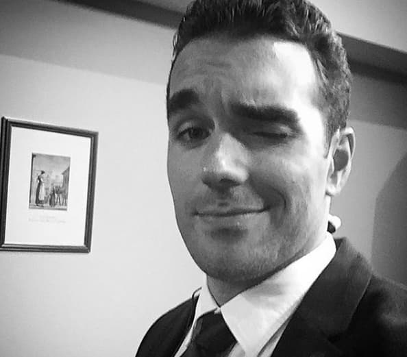 Aunque en la vida real este galán ya está muy comprometido con la guapa actriz Ariadne Díaz.