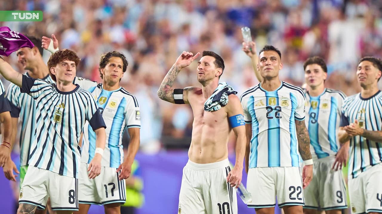 Jugadores de Argentina celebran con cántico para Maradona, Lionel Messi e Inglaterra