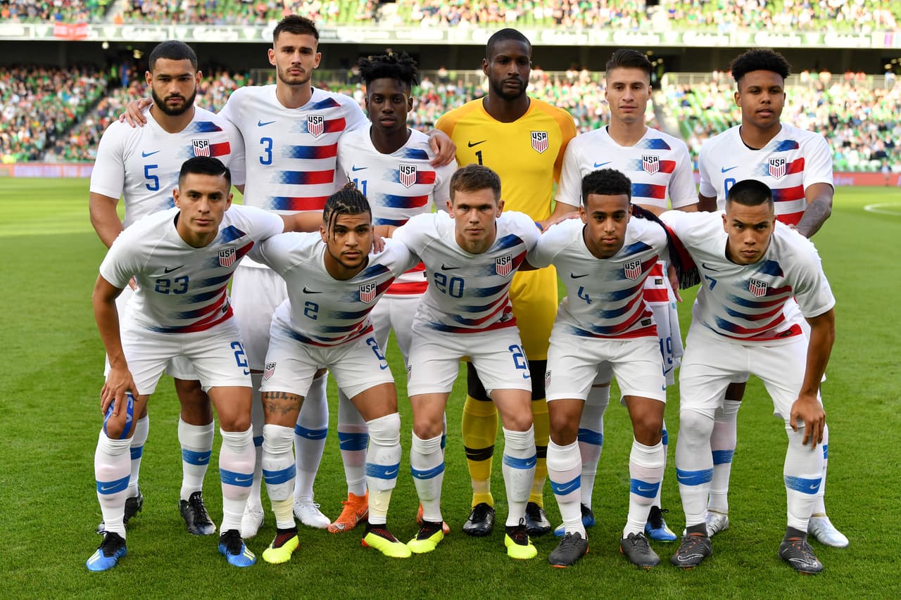 A nivel de selección,
<b> Estados Unidos</b> ha participado en 10 mundiales de fútbol y consiguió su mejor desempeño en la cita de Corea y Japón 2002, cuando llegó hasta cuartos de final, ocupando el octavo lugar.
<br>