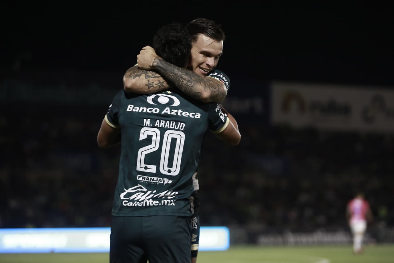 Maximiliano Araujo abrazó a Tabó, su compatriota, para celebrar el primer tanto del visitante.