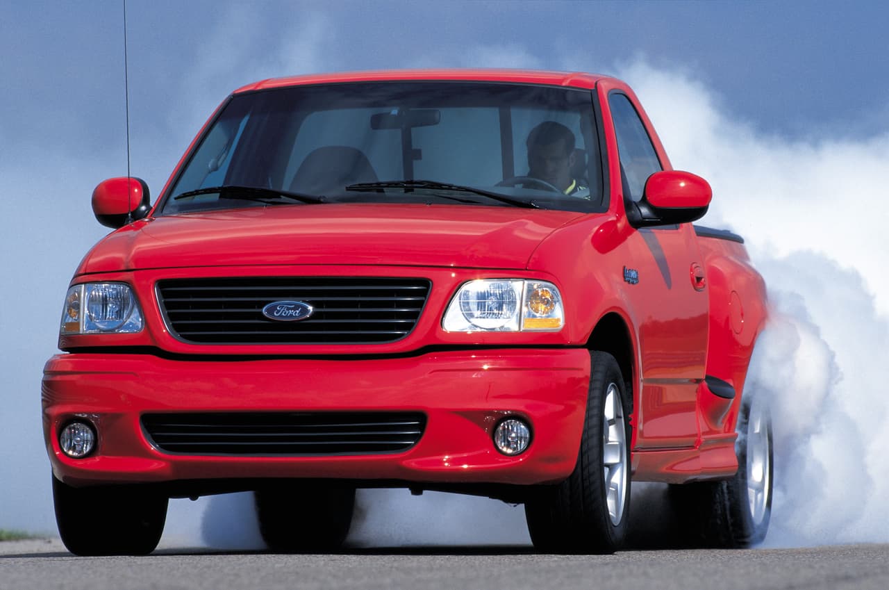 Una versión más radical aún de la 
<b>F-150 SVT</b> 
<b>Lightning</b> (en la imagen) fue presentada en 1999 después de tres años de ausencia. La nueva Lightning utilizaba un motor V8 de 5.4 litros de la familia de motores Triton que había debutado con la décima generación equipado con un super-cargador Eaton. La nueva Lightning contaba con 360 caballos de fuerza (380 a partir de 2001) una 
<b>potencia más que respetable hace 17 años</b>. La F-150 SVT Lightning fue descontinuada en 2003.