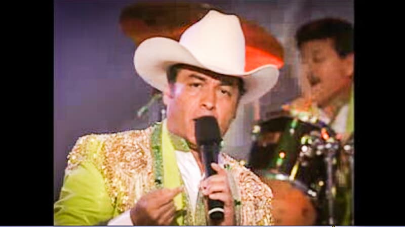 Los Tigres del Norte cantaron 'Jefe de Jefes'. Los integrantes de la agrupación mexicana lucían trajes color verde limón.