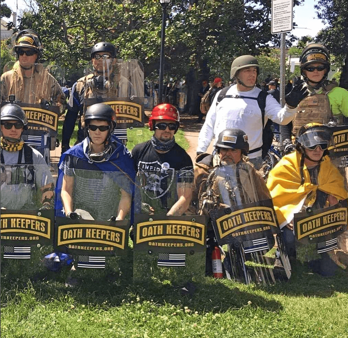 Juan Cadavid con casco rojo en el grupo de choque Oath Keepers.