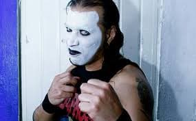 En 2001,
<b>Charly Manson</b> sufrió una caída de aproximadamente 15 metros, cuando Psicosis lo tumbó de una escalera.