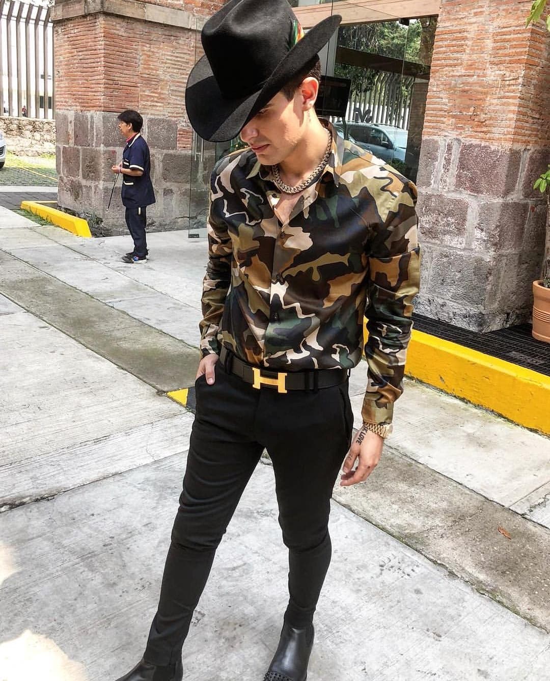 Adriel Favela se ha visto en escándalos luego de que la modelo y exnovia del cantante, Kiarybel Lara, aseguró en redes sociales que él es el padre de su bebé. Ante esto, Adriel le solicitó una prueba de ADN antes de aceptar la paternidad.
<br>