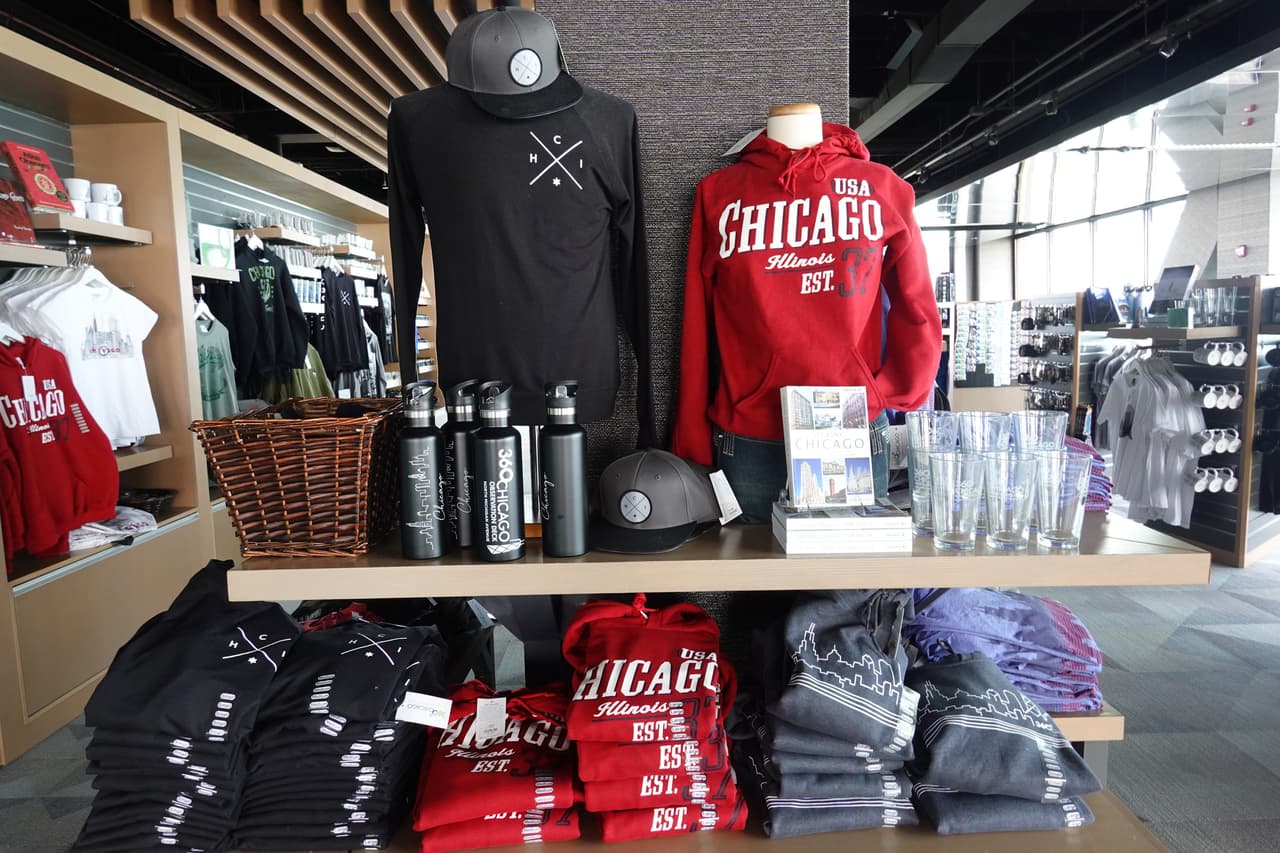 Souvenirs en la tienda de regalos en el 360 Chicago Observation Deck que permanece cerrada desde mediados del mes de marzo.