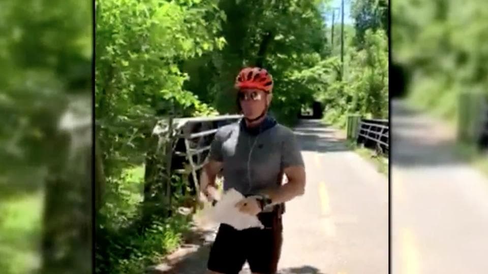 Arrestan a ciclista acusado de agredir a una niña que colocaba carteles contra la violencia policial