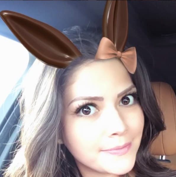 Hasta con un coqueto moñito los filtros con orejas le quedan muy bien.