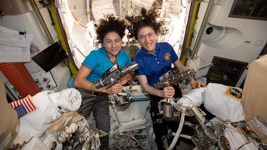 En octubre, Koch ya había hecho historia al ser una de las dos primeras mujeres que realizaron solas una caminata espacial fuera de la Estación Internacional.
<b><a href="https://blogs.nasa.gov/spacestation/2019/10/16/koch-meir-spacewalk-moves-to-friday-as-crew-adjusts-schedule/" target="_blank">En esa ocasión la acompañó la astronauta Jessica Meir</a></b>.