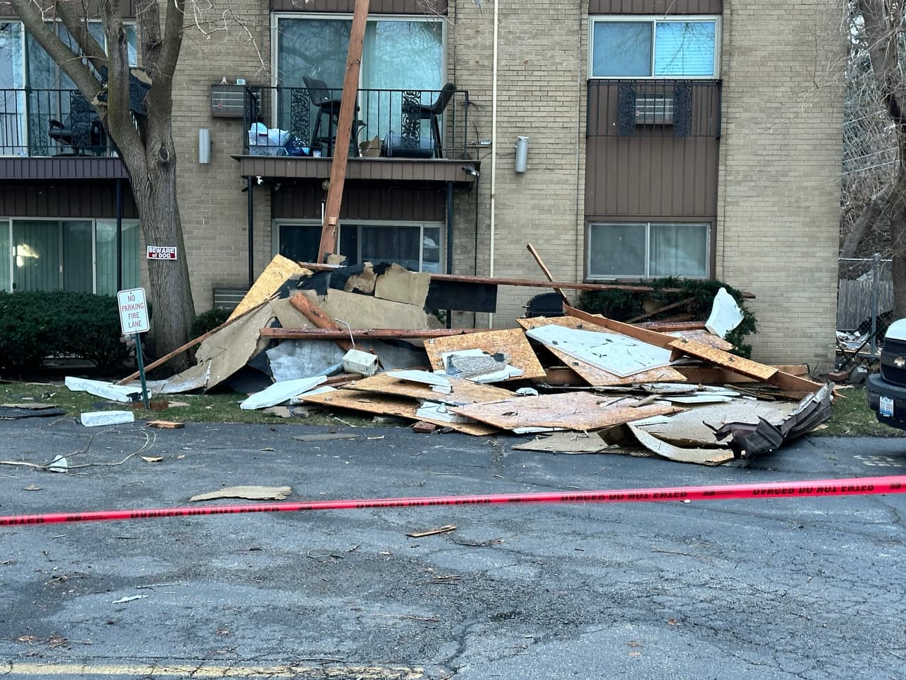 Los residentes tuvieron que ser desalojados en horas de la noche del martes debido a los destrozos.