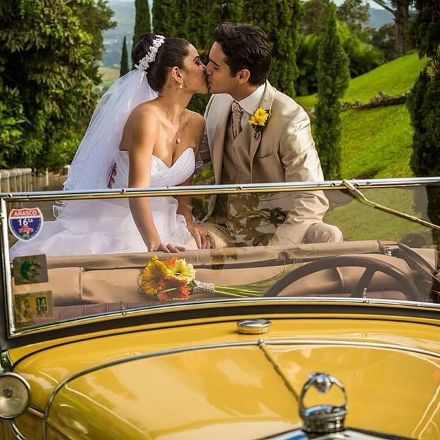 La pareja llegó en un Ford convertible modelo 1930. Con un beso, los novios mostraron su amor ante las cámaras.